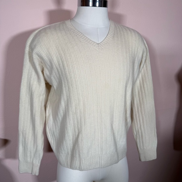 Loro Piana Classic Luxury 100% Cashmere Cream V-neck Sweater made in Italy